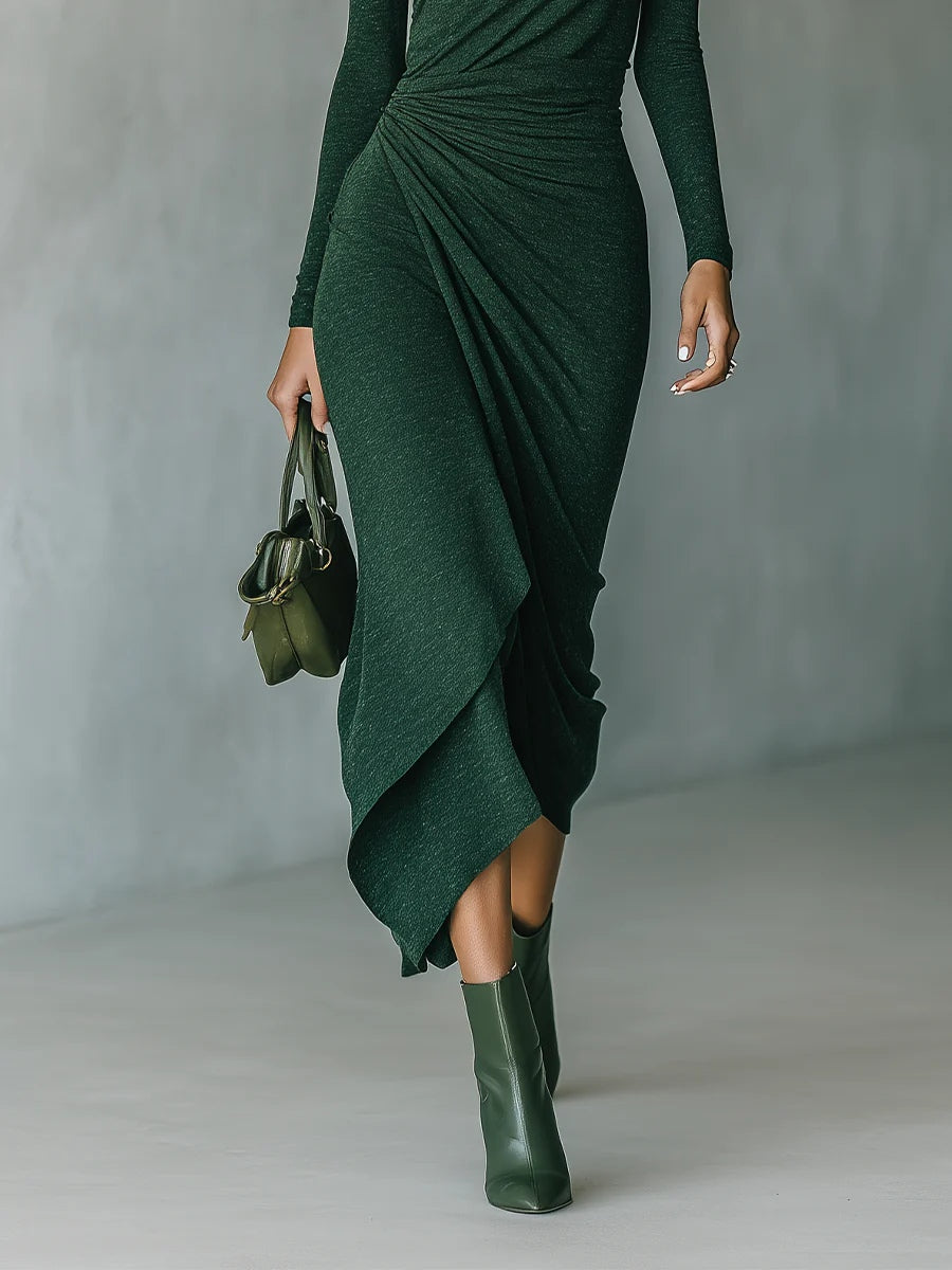 Lenora - Robe midi asymétrique avec drapés et col haut en couleur vert foncé